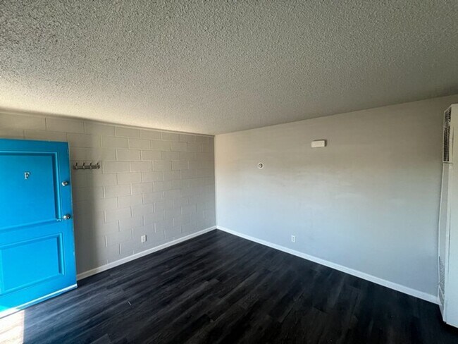 Building Photo - One Bedroom Upstairs Reno Apartment