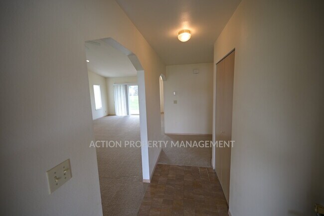 Building Photo - 3 bed 2 bath in a country setting