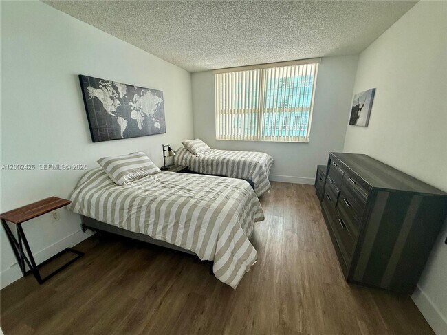 Building Photo - 1155 Brickell Bay Dr