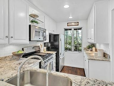 Building Photo - 8696 Villa La Jolla Dr