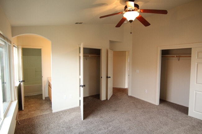 Building Photo - 3 Bedroom Home in Gated Lake California