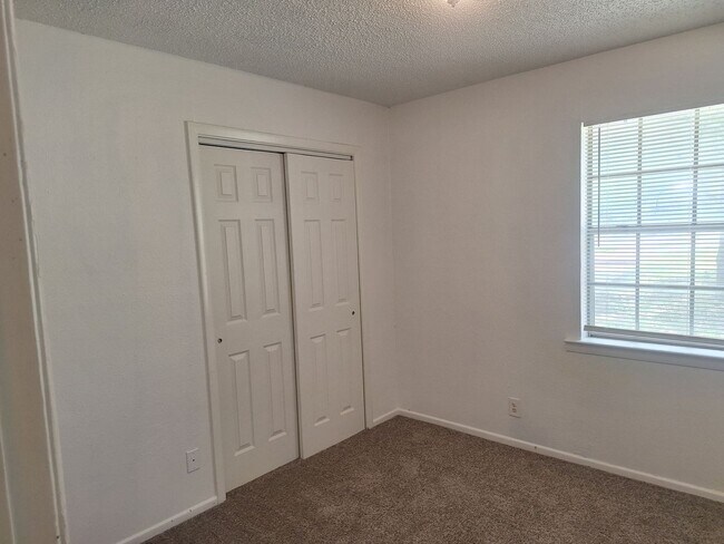 Building Photo - 6005 Barry Dr