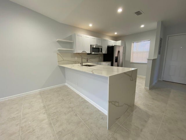 Building Photo - 9973 Three Lakes Cir