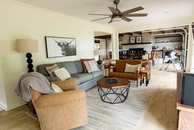 Building Photo - 728 S McCollum Dr