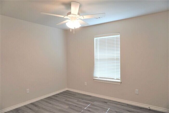 Building Photo - 3 Bed 2 Bath 2 Car Duplex in Chisholm Creek NW OKC