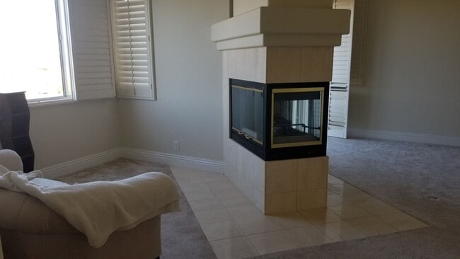 Building Photo - Fantastic and large home with forever view...