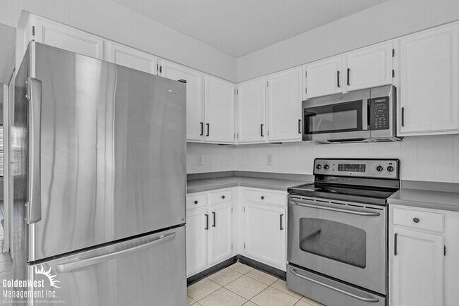 Building Photo - Bright 2Bdm 2.5Ba Townhome at Villa de Paz!
