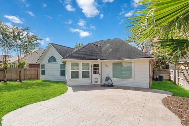 Building Photo - 3519 Crescent Dr