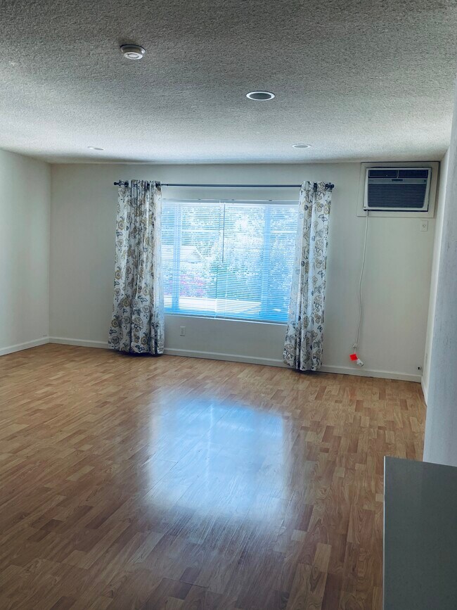 Beautiful living room big window - 617 S Shelton St