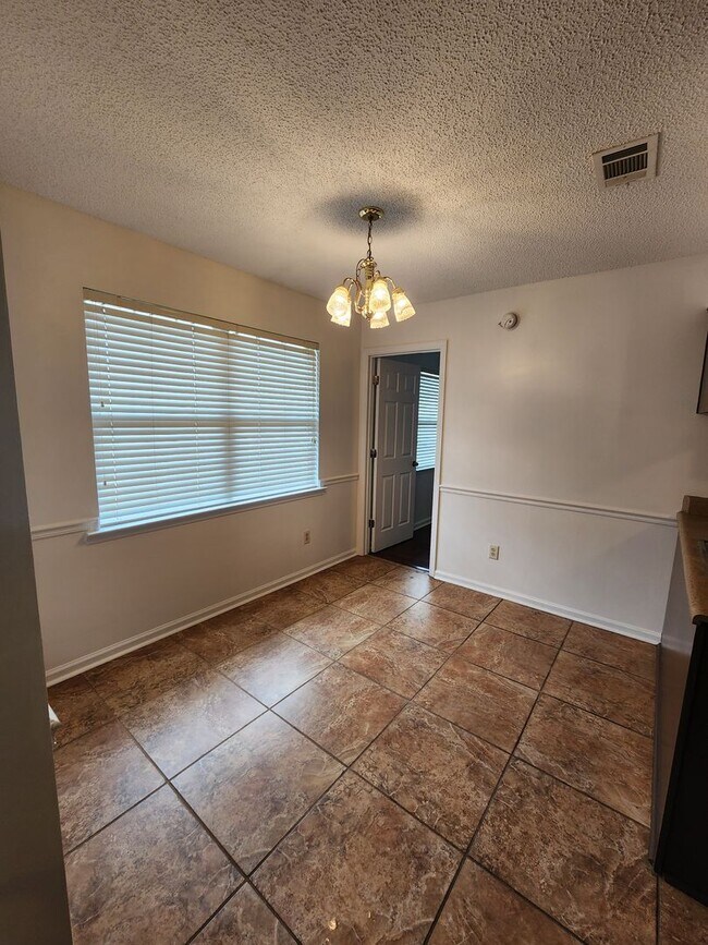 Building Photo - 908 Primrose Ln