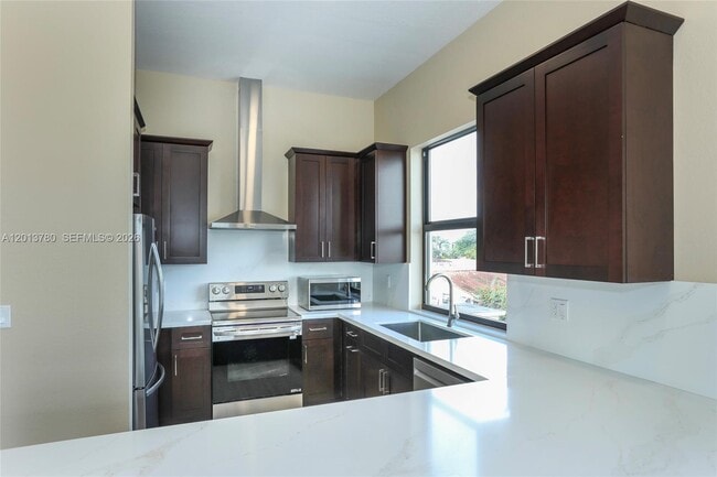 Building Photo - 120 SW 35th Ave