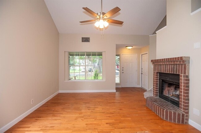 Building Photo - 1004 Kavanagh Dr