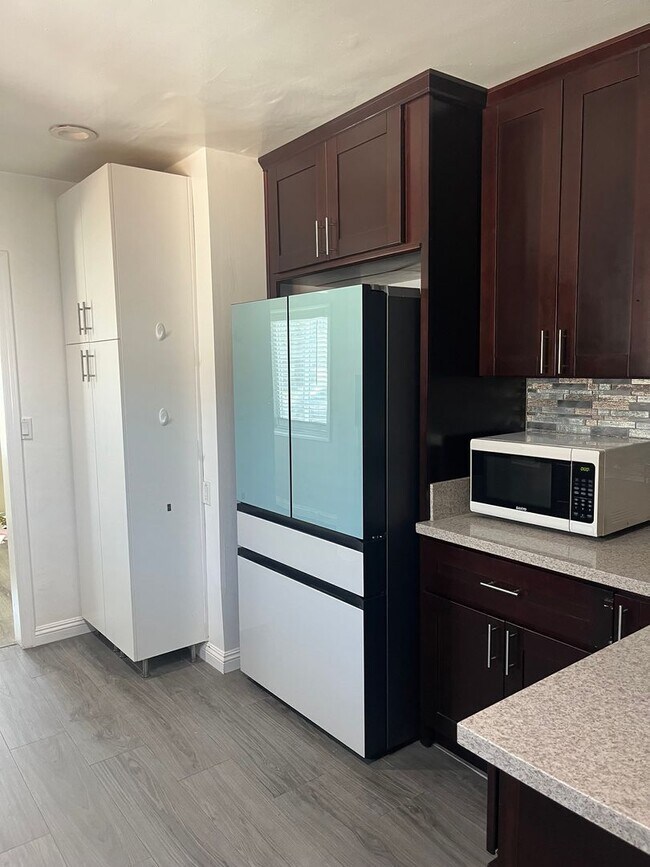 Building Photo - Home with a Cabin Style Family room and backyard Oasis