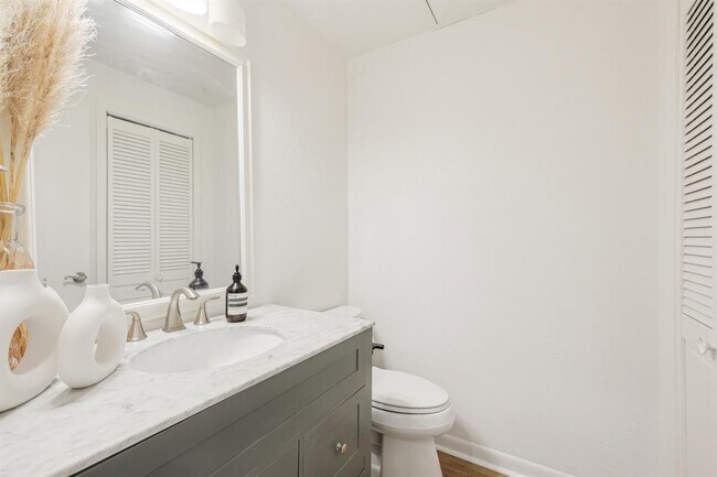 Building Photo - 2201 Lakeway Blvd