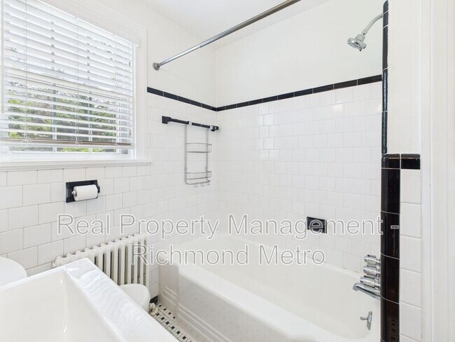 Building Photo - 1101 Normandy Dr