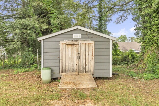 Building Photo - Spacious Rental with Modern Kitchen, Large...