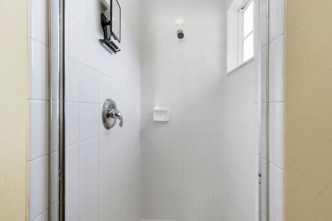 Building Photo - Charming Renovated 4BR/3BA Single Family Home