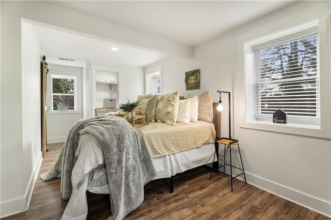 Building Photo - 2802 Palm Dr