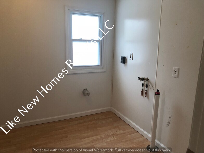 Building Photo - 3273 Berent St