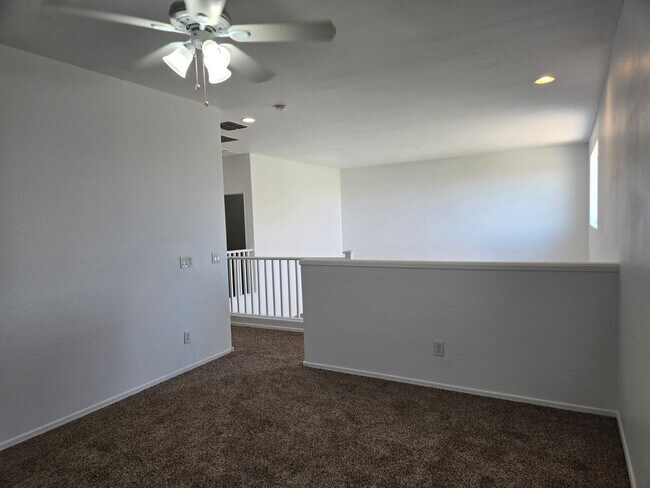 Building Photo - Spacious 4 bed, 3 full bath home in New Ri...