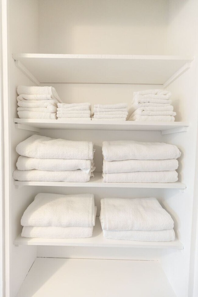 Building Photo - 2199 Sq Ft 4 bedroom 2 bath with Pool & Pool Table - Under Market Rate!