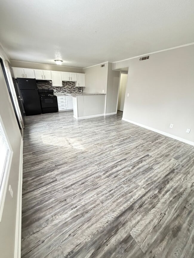 Building Photo - Oxford-2 Bedrooms