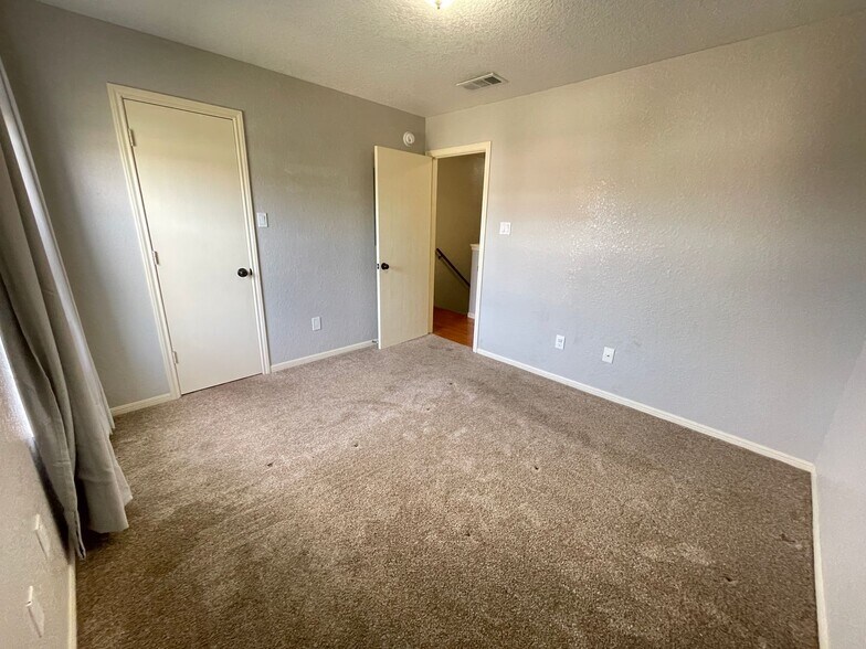 Building Photo - 1607 Dugger Cir