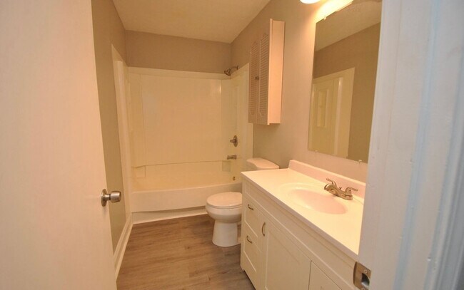 Building Photo - Available 07/27/26 - East Louisville 3 bed, 1.5 bath ranch on corner lot