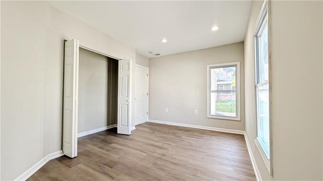 Building Photo - 122 Elm St