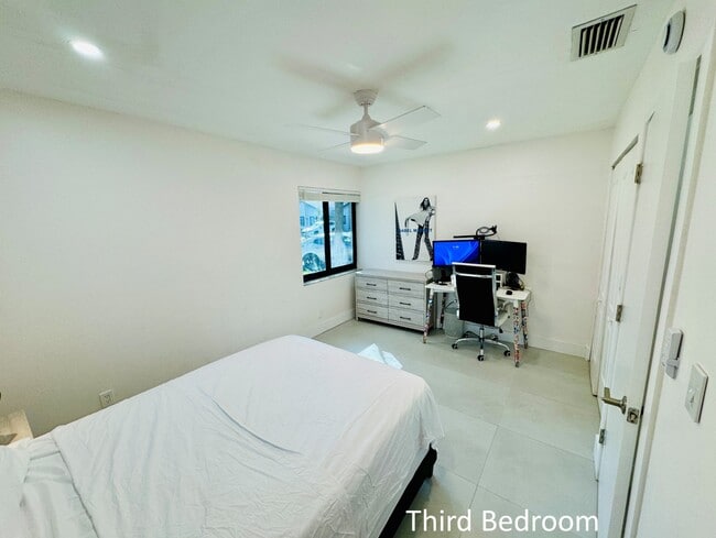 Building Photo - 3936 Arelia Dr S