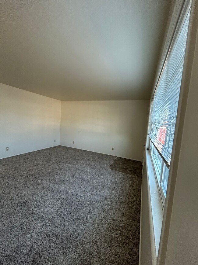 Building Photo - (964) 2 Bedroom / 1 Bathroom