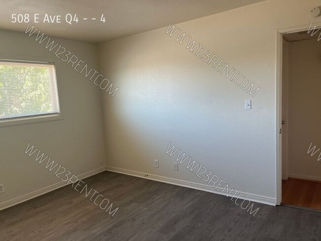 Building Photo - 508 E Ave Q4