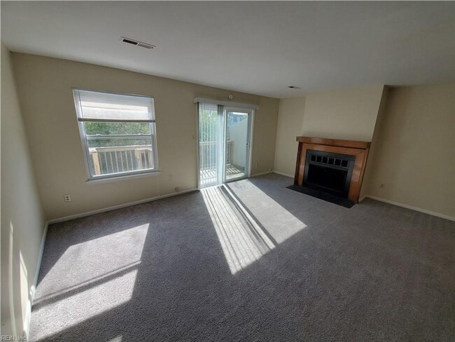 Building Photo - Three story townhouse in centrally located...
