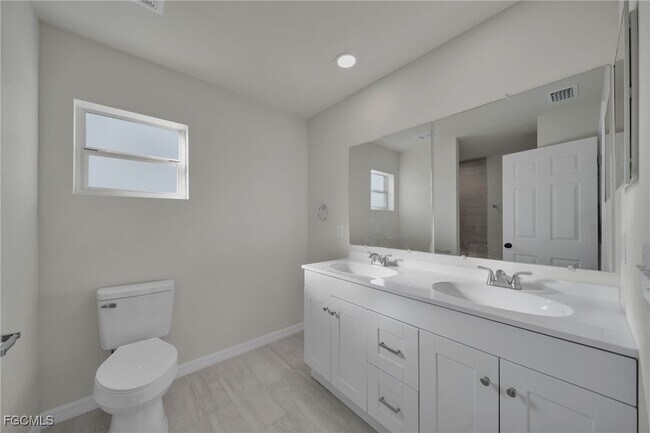 Building Photo - 1106 NE 11th Ave