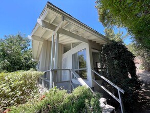 Building Photo - 2 Bedroom 1 Bath Room Fully Updated Single...