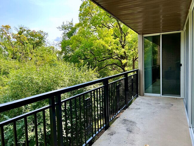 Building Photo - 5900 Oakwood Dr