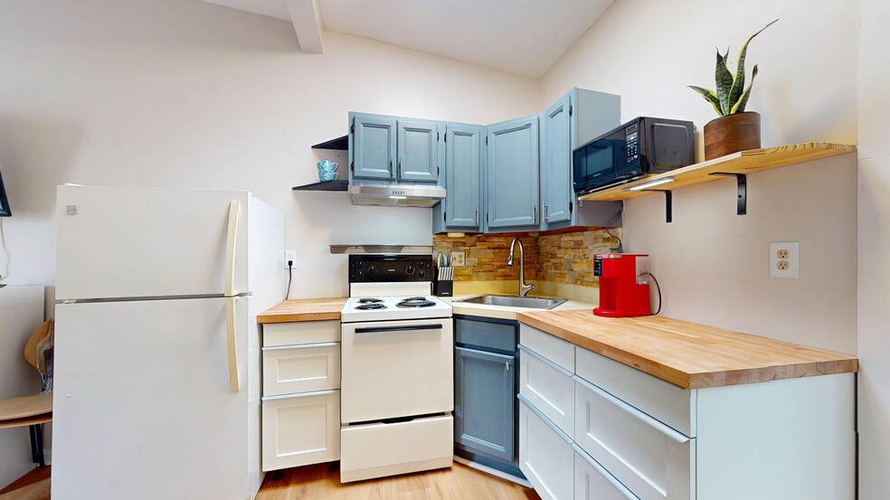 Building Photo - 638 Burgundy St