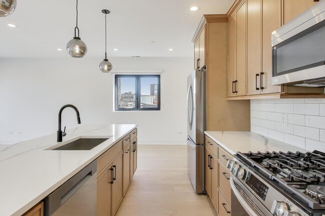 Building Photo - 1619 W Lawrence Ave