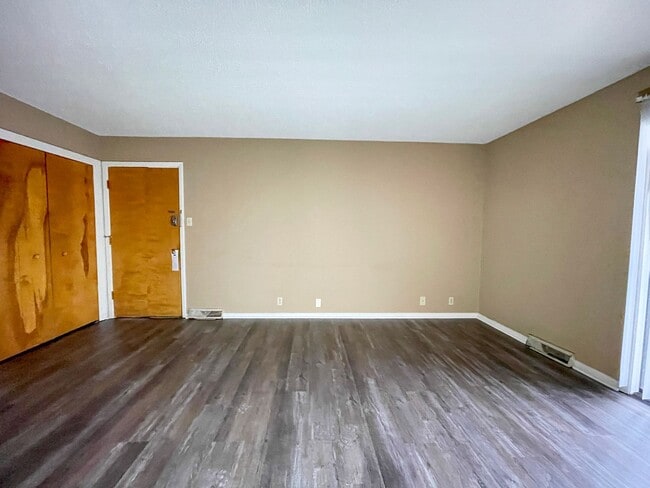 Building Photo - Spacious Ground Floor 2 Bed with Screened Porch!