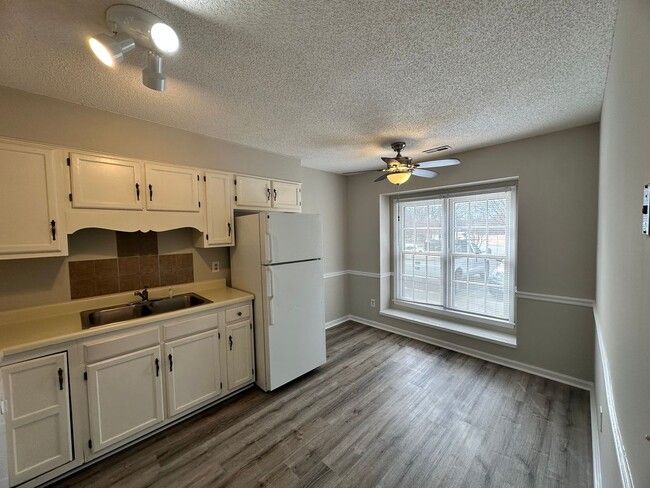 Building Photo - Freshly renovated 2BR 2.5BA Townhome