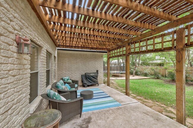 Building Photo - 3019 Plantation Dr