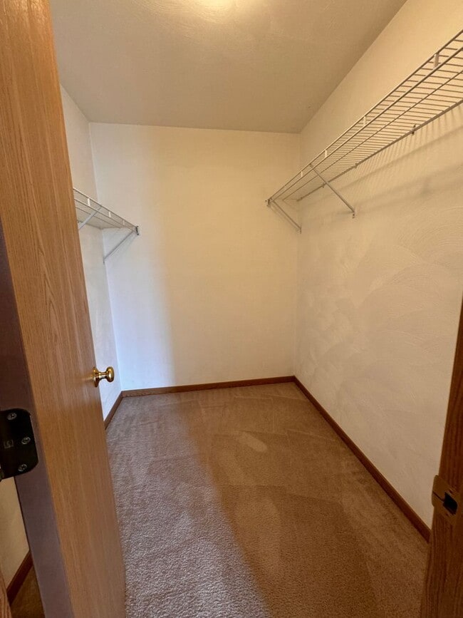 Building Photo - Large 3 Bedroom 2.5 Bathroom Townhouse in Burrell School District - Next to Hillcrest Country Club