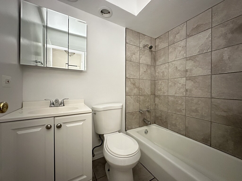 Building Photo - 6830 N Sheridan Rd