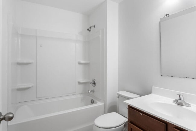 Building Photo - Spacious 4-Bedroom Home for Rent in Prime ...