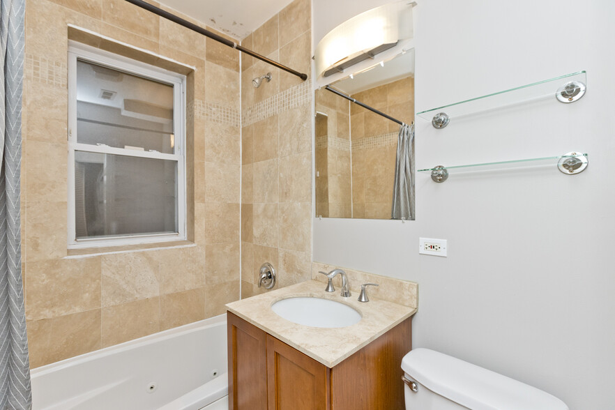 Building Photo - 3041 W Diversey Ave