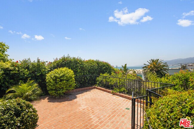 Building Photo - 117 Ocean Way
