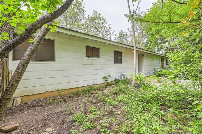 Building Photo - 210 W 51st St