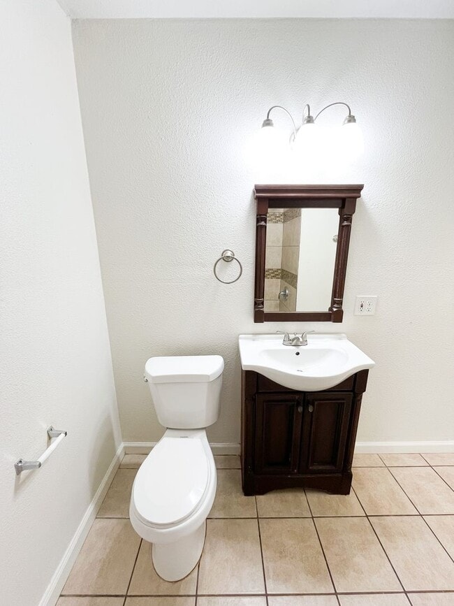 Building Photo - Available NOW!!!! Beautiful 3 bedroom, 2 bath home with covered patio and fenced yard.