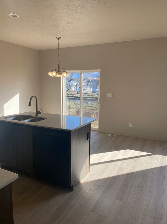 Building Photo - 3 bed 2.5 bath in  Townhome Spanish Fork