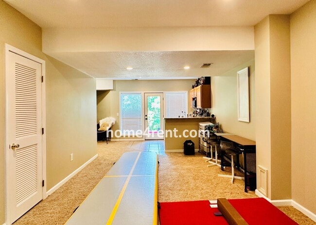 Building Photo - Beautiful Four Bedroom Home in a Quiet Neighborhood w/ an Updated Kitchen, Wood Floors, and a Fin...